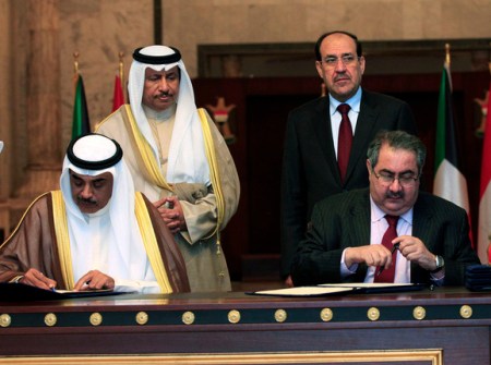 Kuwait's PM Sheikh Jaber Al-Mubarak Al-Hamad Al-Sabah and his Iraqi counterpart Nuri al-Maliki look on as their foreign ministers sign agreements in Baghdad