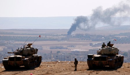 Turkish army tank units watch Kobani from the Turkish border